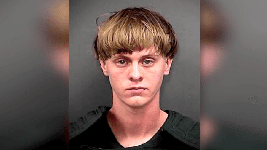 Dylann Roof, 23 años.
<br>17 de junio de 2015.
<br>Charleston, Carolina del Sur.
<br>Víctimas: 9 muertos (todos afroamericanos).
<br>Arrestado y sentenciado a pena de muerte.
<br>Móvil: Racial.