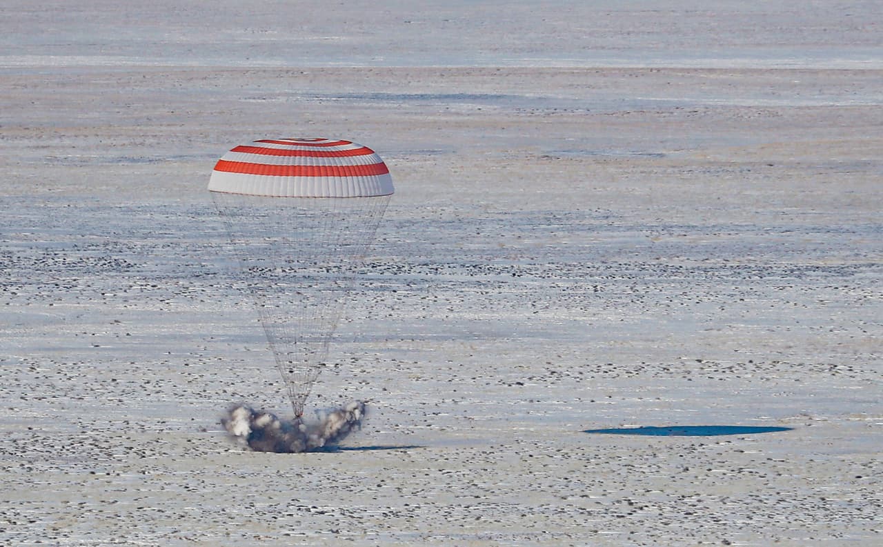 La llegada al suelo de la cápsula Soyuz en la que viajaban Koch; el comandante de estación Luca Parmitano, de la Agencia Espacial Europea, y el cosmonauta ruso Alexander Skvortsov, quienes regresaron juntos de la Estación Espacial Internacional. Parmitano y Skvortsov pasaron 201 días en el espacio.
