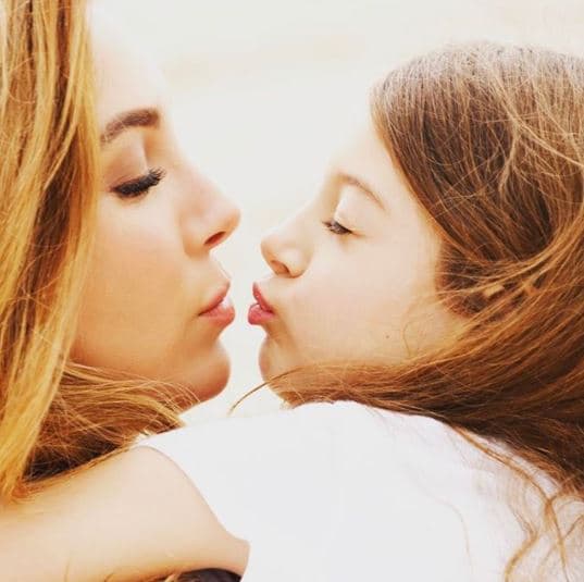 La también esposa de William Levy no tiene empacho en compartir las cariñosas fotos con sus hijos.