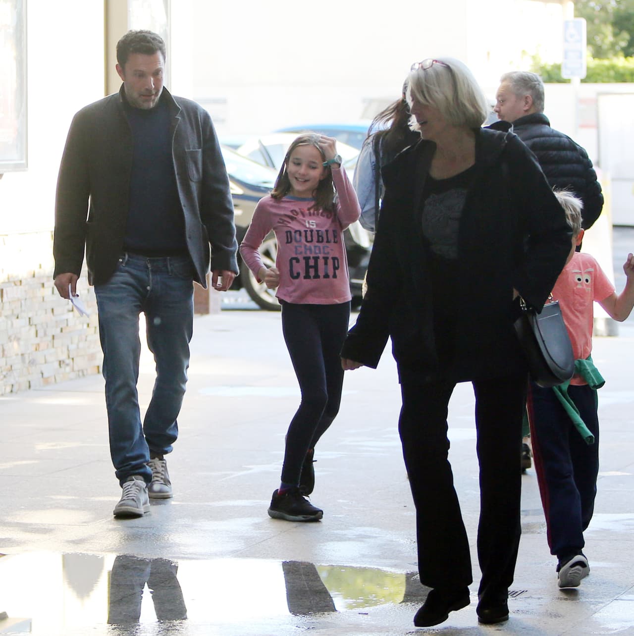 Ambos iban concentrados en los comentarios y observaciones de Seraphina y Samuel.