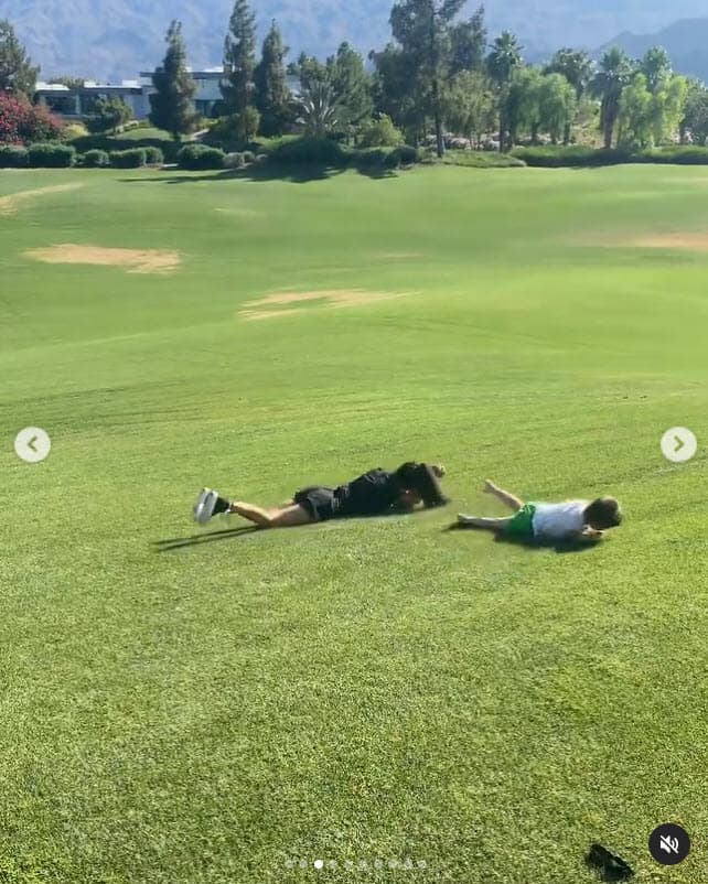 En esta otra la hermana de Kim Kardashian se divierte con Reign rodando por los campos de golf. Ambas imágenes fueron publicadas en el su perfil de Instagram el 31 de mayo.