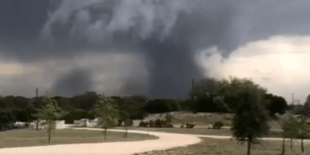 Tornado que dejó severos destrozos en Texas y 23 heridos fue uno de categoría EF-3