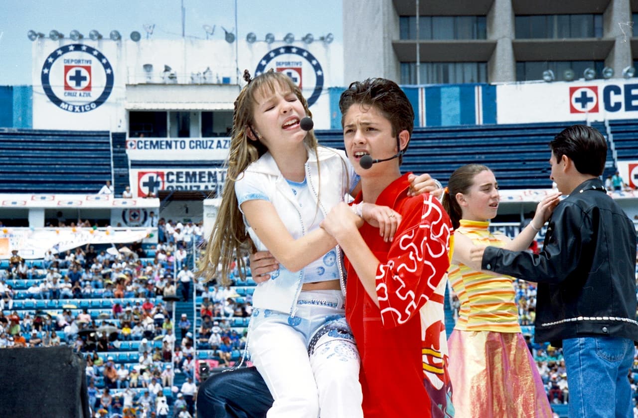 Desde pequeño 
<b><a href="http://www.univision.com/temas/christopher-uckermann">Uckermann</a></b> mostró interés por la música, participando en varias telenovelas infantiles en donde el canto era esencial.