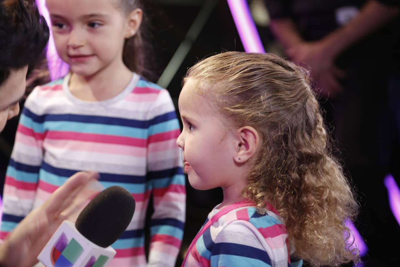 Tanto Daniela como Carolina prometieron votar mucho por su papá mientras esté en la competencia.