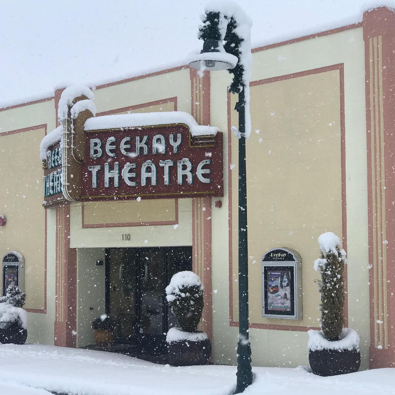 Toda la ciudad amaneció cubierta de un manto blanco. Las
<a href="https://www.univision.com/local/fresno-kftv/cierran-tramos-de-las-autopista-5-y-58-debido-a-la-nieve-acumulada">carreteras 58 y 5</a> permanecen cerradas en algunos de sus tramos.