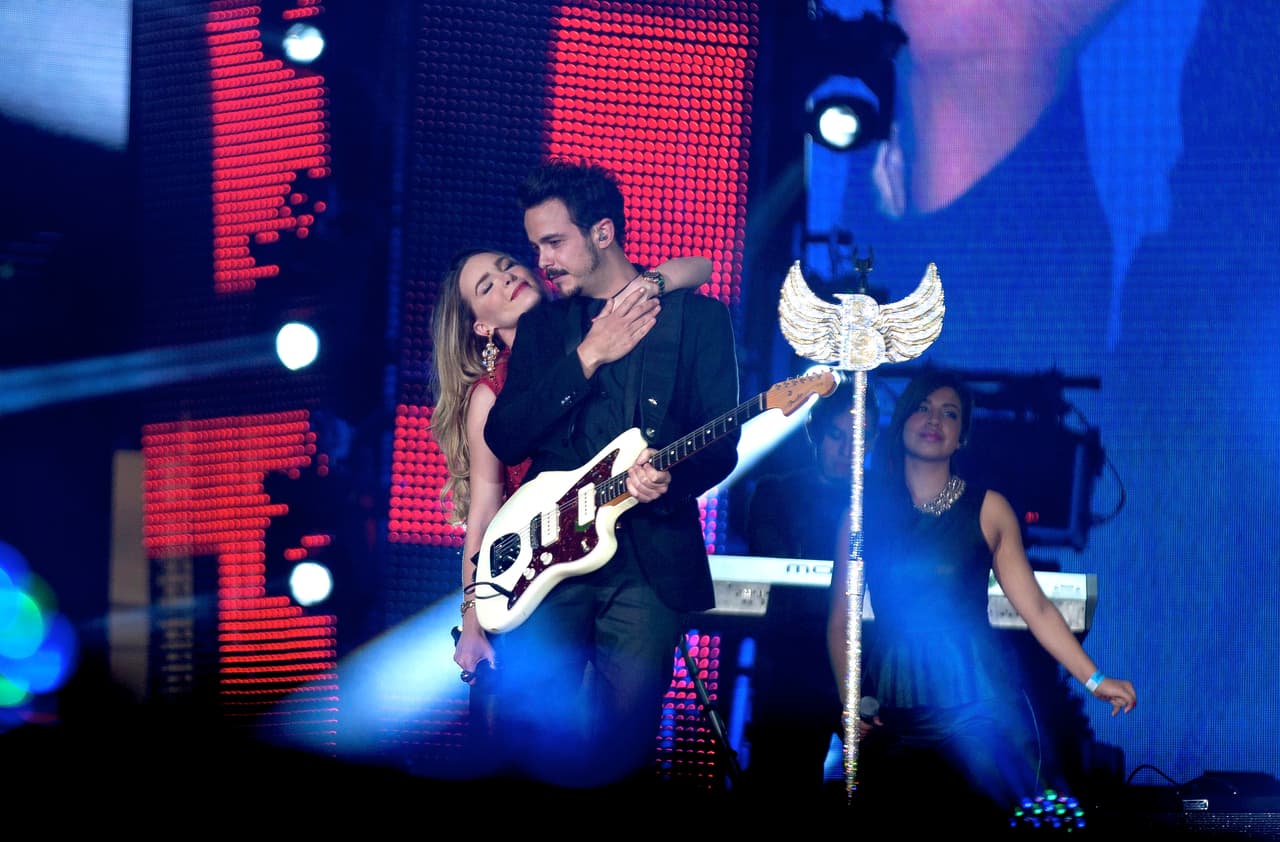 En el 2010, la intérprete de 'Boba niña nice' fue captada por los paparazzi, junto al músico del grupo Motel, Billy Méndez durante una romántica cita.