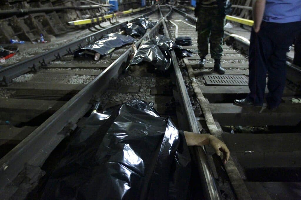En esta foto aparecen los cuerpos de las víctimas sobre los rieles en un túnel después del accidente.