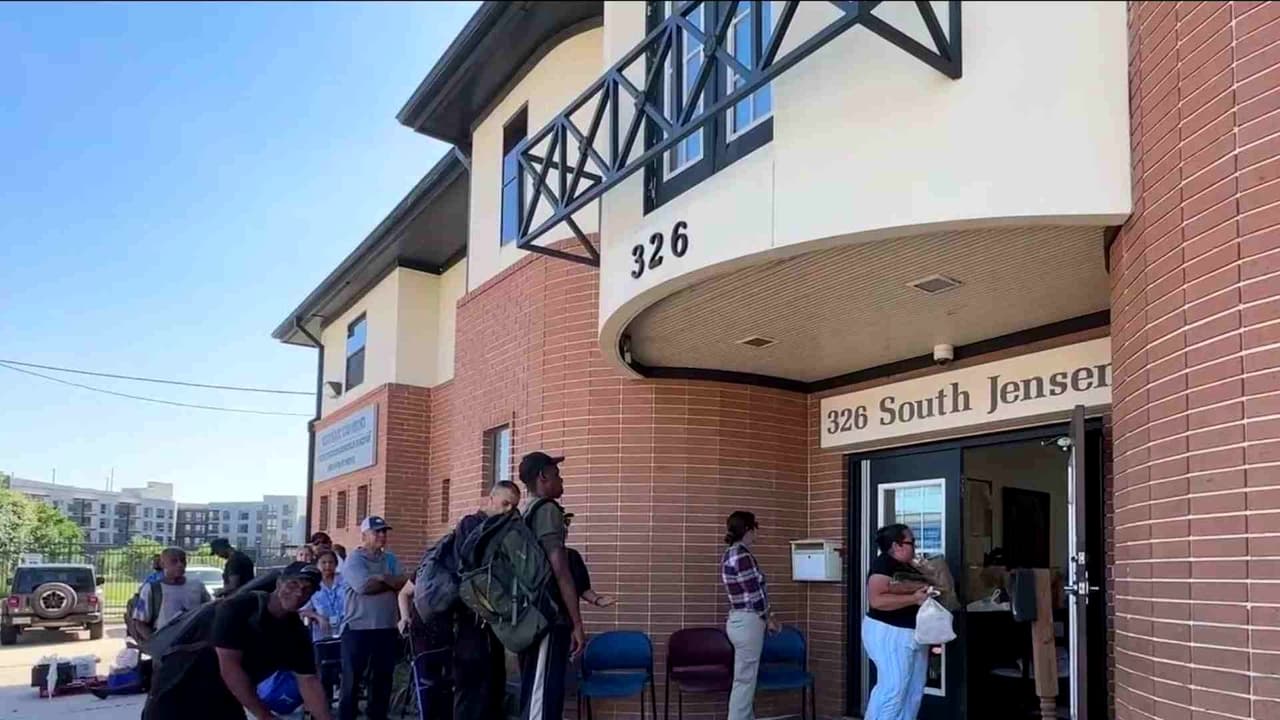 Caridades Católicas amplía asistencia alimentaria ante alza de precios y fin de comidas escolares en Houston