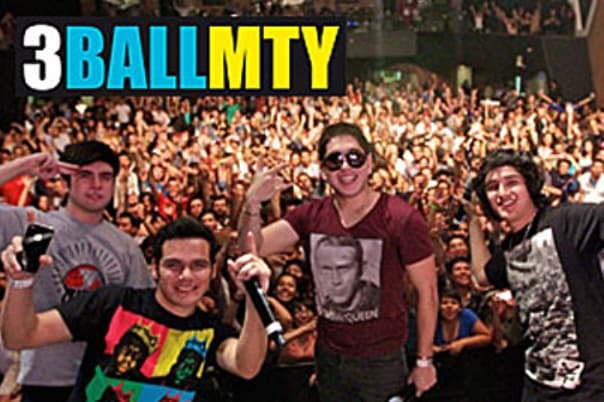 Joss continuó con su carrera y a los 14 años se rebautizó como Joss Favela. Fue entonces que inició su carrera artística profesionalmente, como cantautor, grabó dos discos: 'La Reynalda' y 'Andar conmigo'. Poco tiempo después compuso
<b><a href="https://www.youtube.com/watch?v=8KF21zIFBtg">'Baile de amor'</a></b> para
<b><a href="https://www.univision.com/musica/3ball-mty-recibio-ocho-nominaciones-en-los-premios-billboard">el grupo 3BallMTY,</a></b> éxito que lo llevó de gira con la agrupación regia.