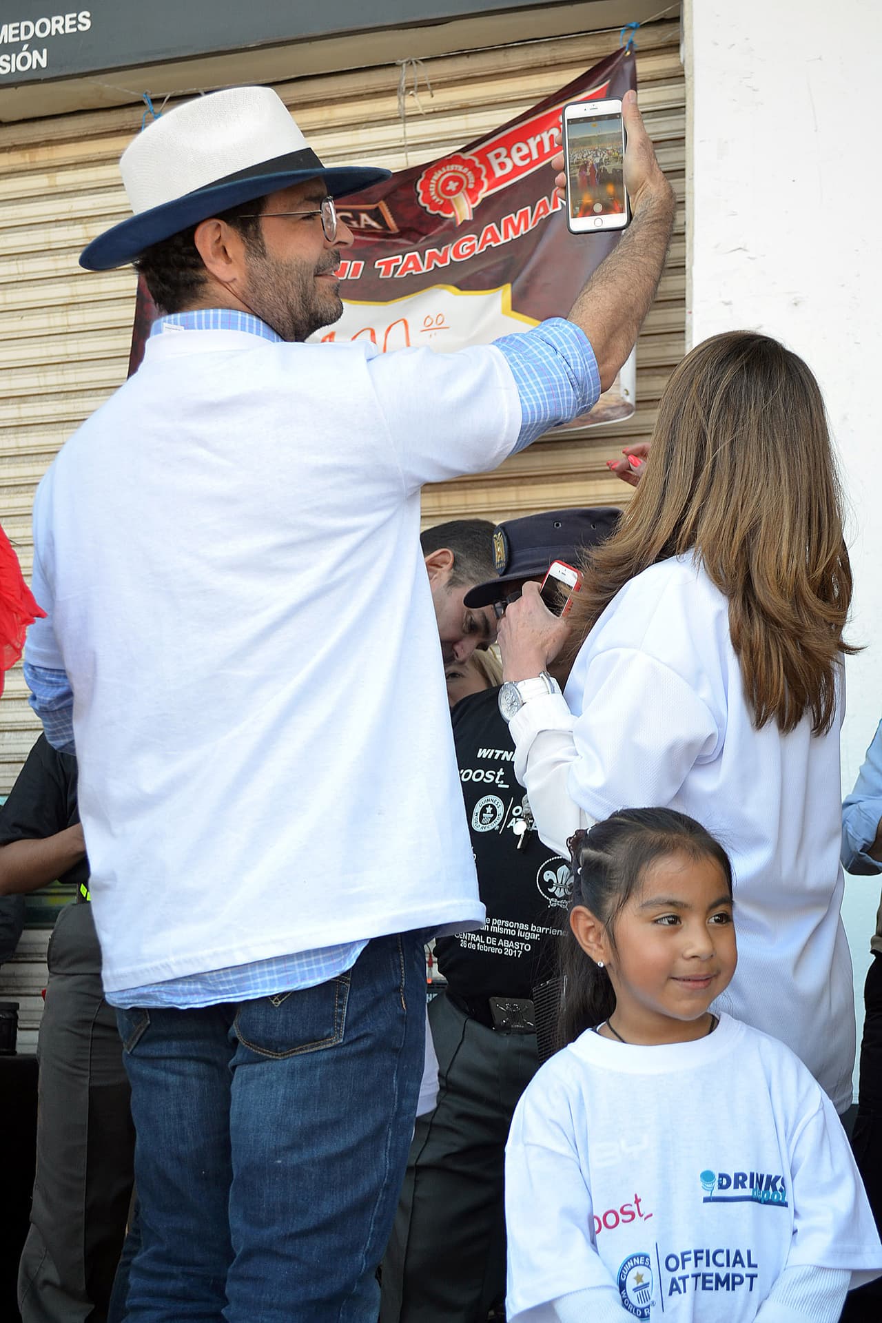 Pablo aprovechó para apapachar a sus fans tomándose algunas selfies con ellos.