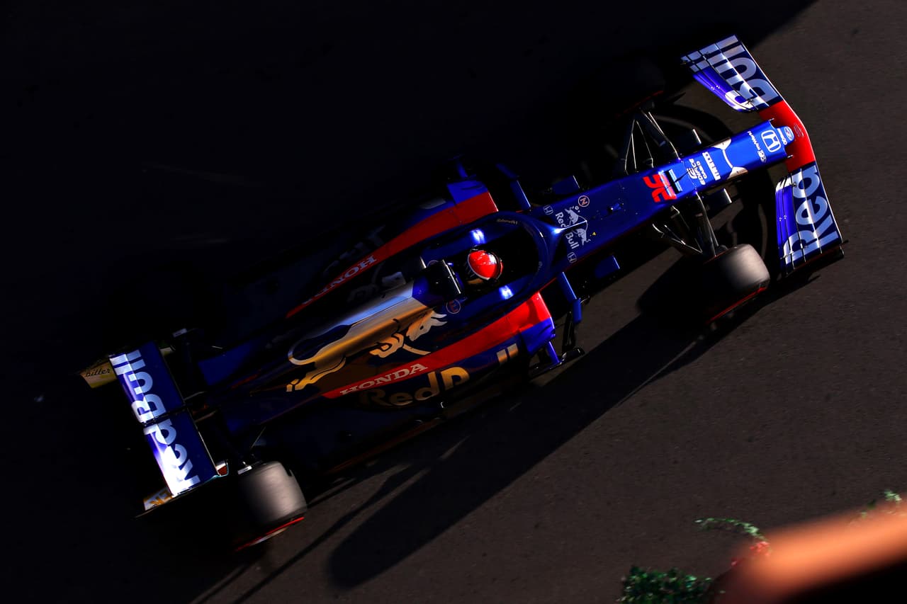 Charles Leclerc logró los mejores tiempos en las dos primeras sesiones libres en Azerbaiyán y en amboas estuvo seguido por su compañero de Ferrari Sebastian Vettel. Sergio 'Checo' Pérez no pasó del puesto 13 y la jornada contó con un incidente a 12 minutos de haber comenzado por una alcantarilla floja.