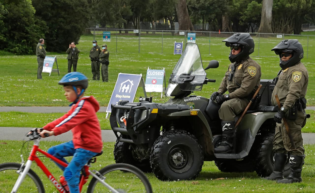La orden de confinamiento emitida por las autoridades de salud contempla multas de hasta $1,000 o incluso tiempo en prisión para quien la viole, sin embargo, las autoridades hasta el momento solo han entregado unos cuantos citatorios.
