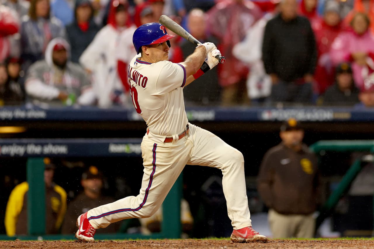 J.T. Realmuto #10 golpea un lanzamiento durante la octava entrada contra los Padres de San Diego.