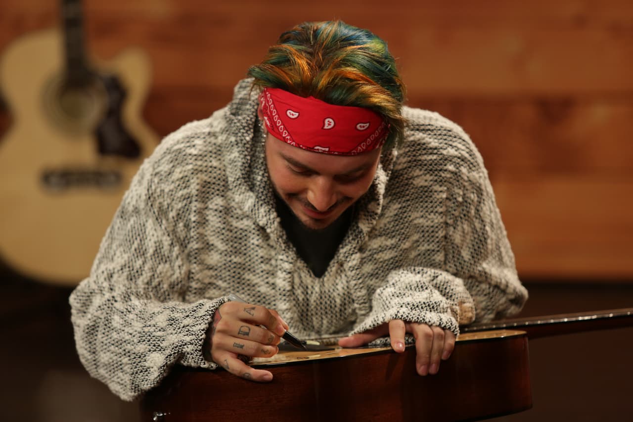 Los artistas de Premio Lo Nuestro 2017 plasmaron su firma en una guitarra que una afortunada chica ganó. Por su puesto, J Balvin fue uno de ellos.