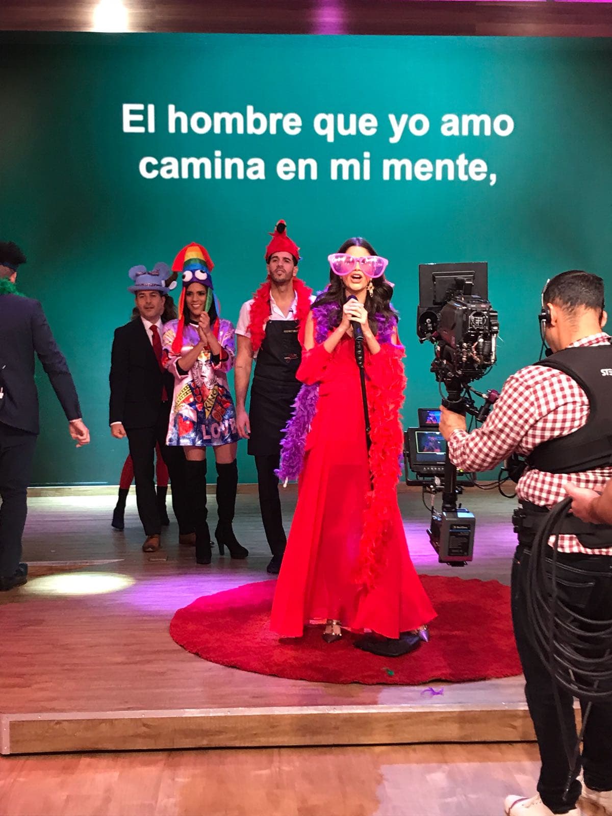 Una vez más, Ana Patricia. Aunque ella grita más de lo que canta, la verdad es que adora el micrófono.