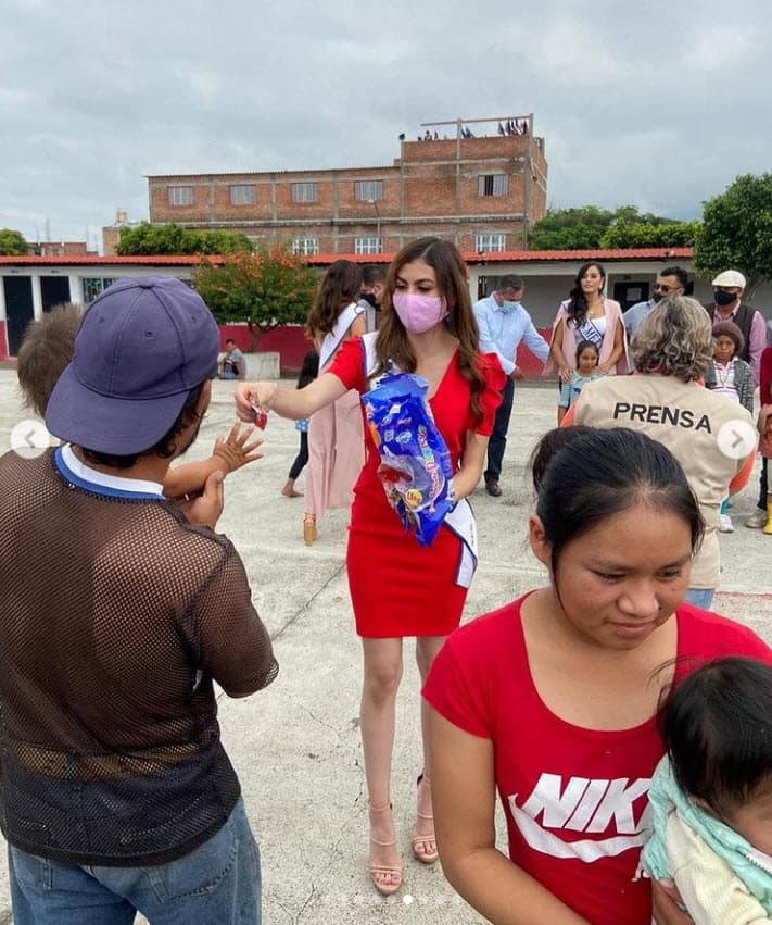 "Antiguamente 
<b><a href="https://fb.watch/2NGBDaPdGV/" target="_blank">la iglesia consideraba pecado mortal quien intentaba o había intentado quitarse la vida</a></b>, después del concilio vaticano segundo, en el nuevo catecismo de la iglesia, la iglesia incluso ha permitido despedirles como Dios manda, antiguamente ni eso estaba permitido", dijo el sacerdote en la misa que pudo ser seguida vía Facebook.
<br>