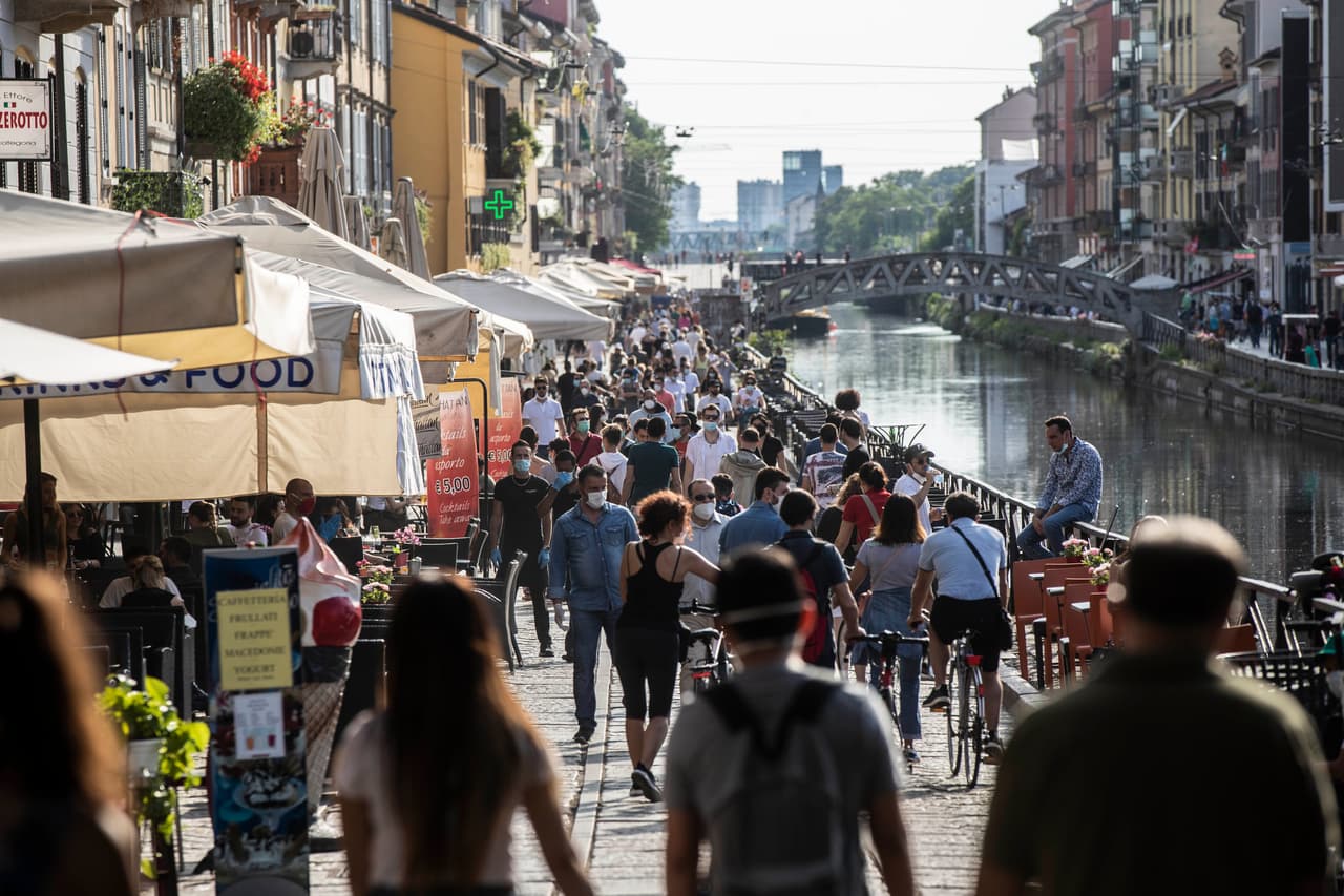 Residentes visitan masivamente el canal Naviglio Grande de Milán, el 24 de mayo. Italia, uno de los primeros países golpeados por la pandemia, abrirá las fronteras regionales e internacionales el 3 de junio.