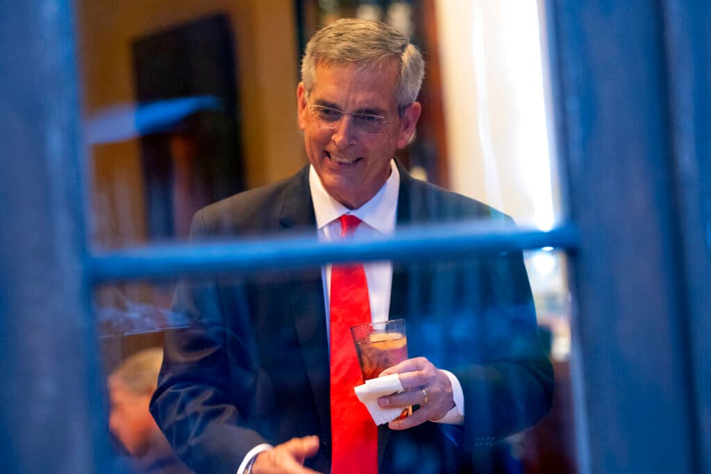 Otra derrota de Trump en Georgia: triunfa en las primarias republicanas el secretario de Estado que negó el fraude electoral