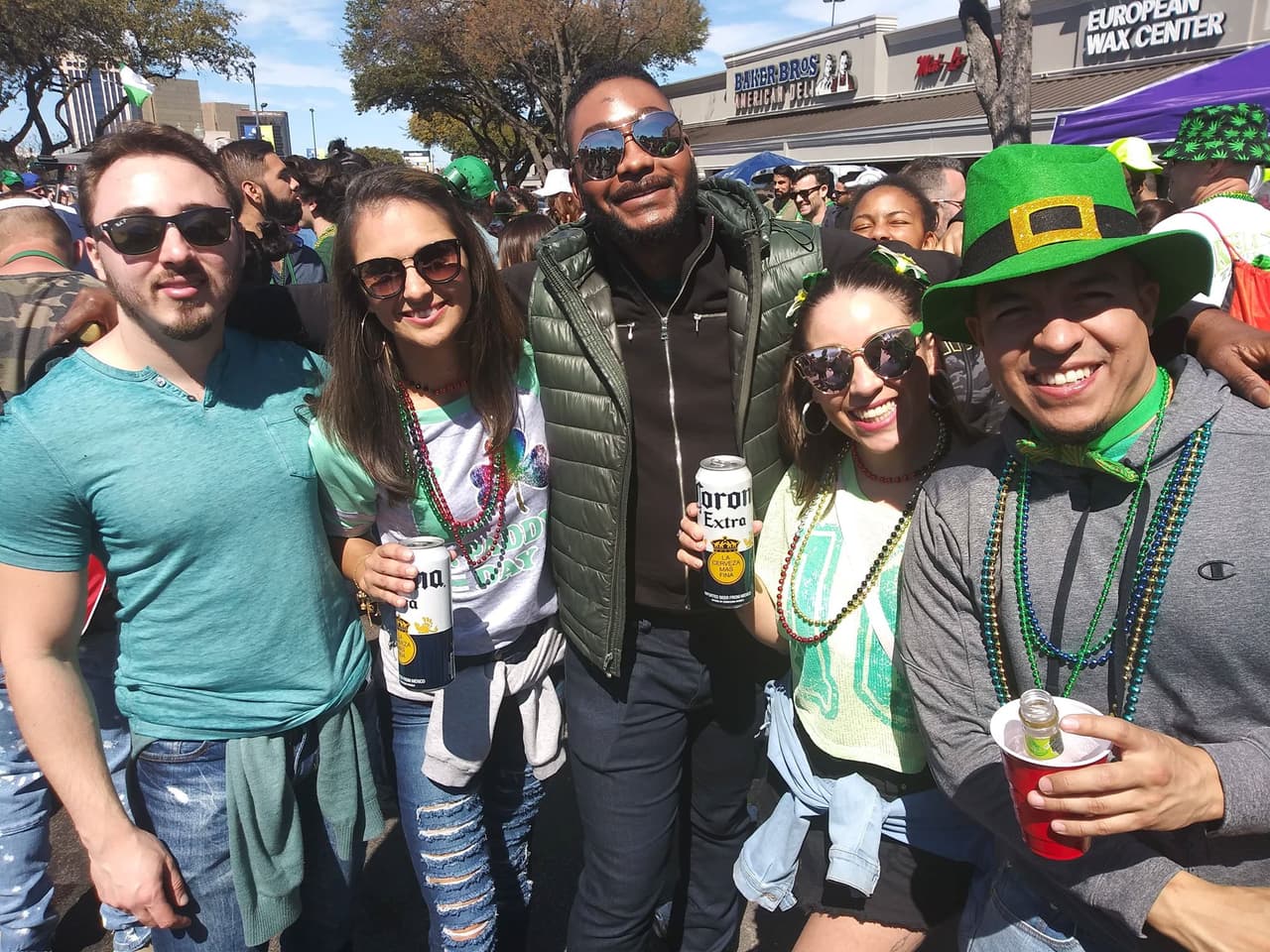 Amigos y conocidos se reunieron para pasar un gran rato durante las festividades del Desfile y Festival Anual del Día de San Patricio en Dallas.