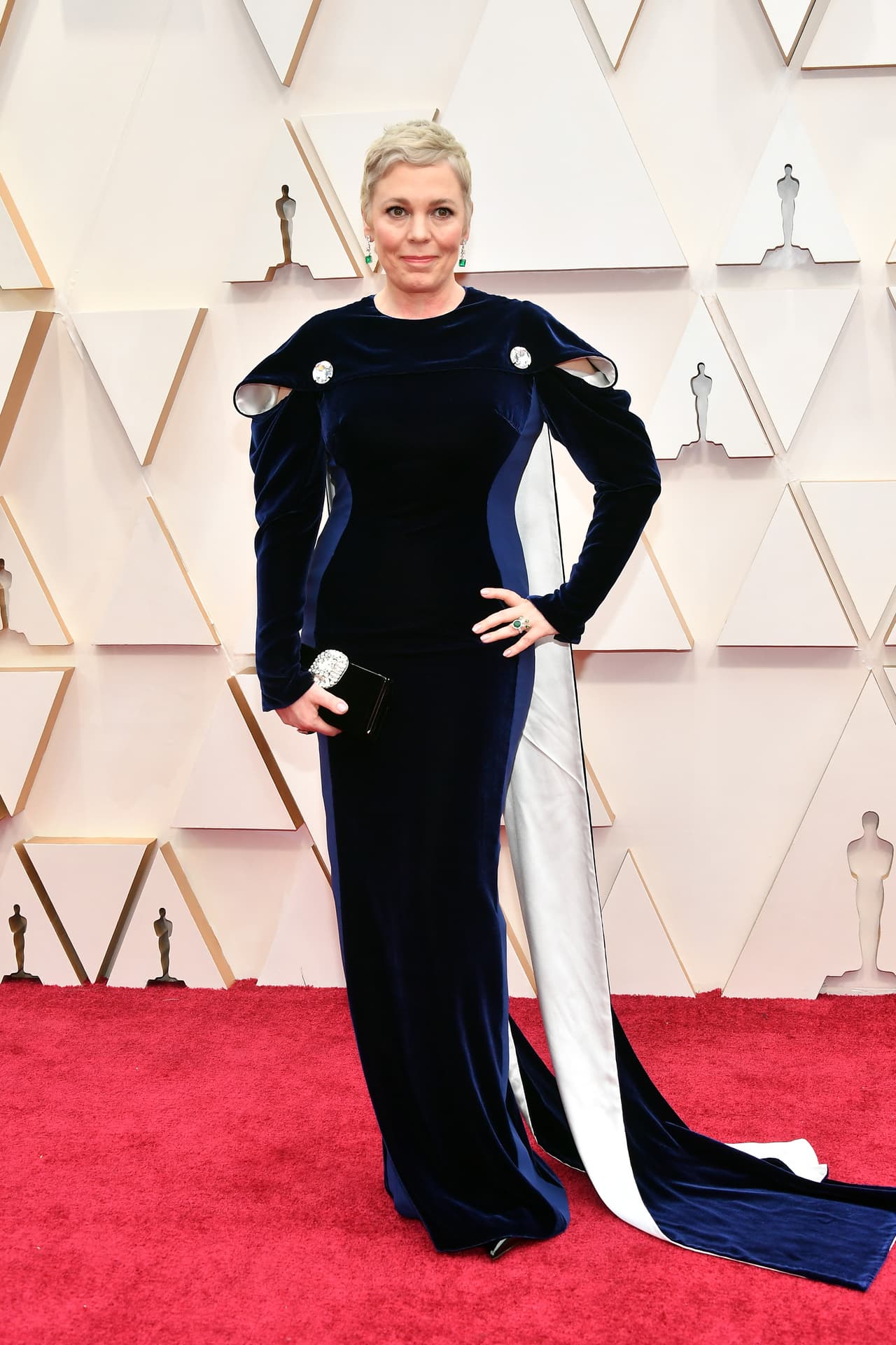 La ganadora del premio Oscar a Mejor actriz 2019 por la película 'The favourite', Olivia Colman, eligió un vestido de terciopelo azul con capa larga.
