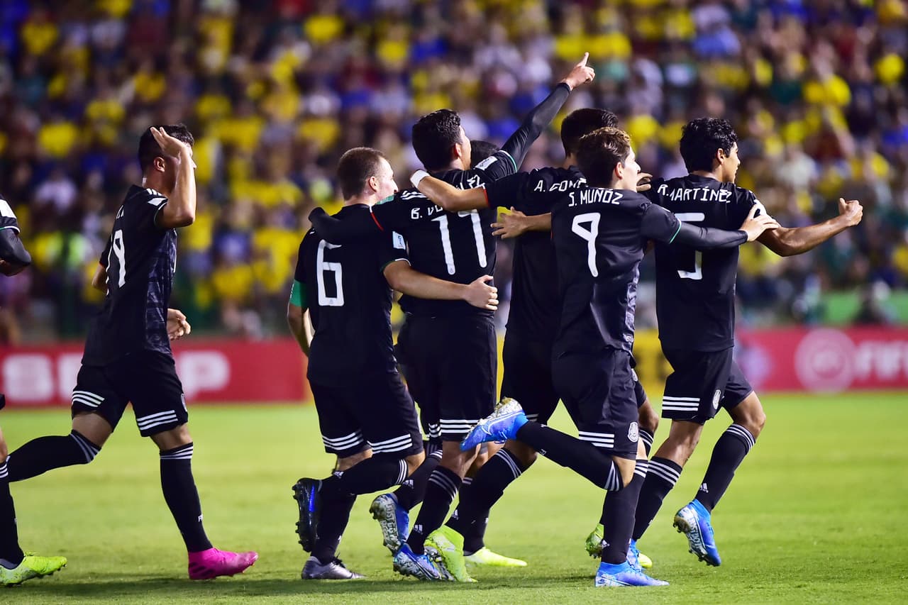 Los seleccionados mexicanos festejan con González el tanto conseguido.