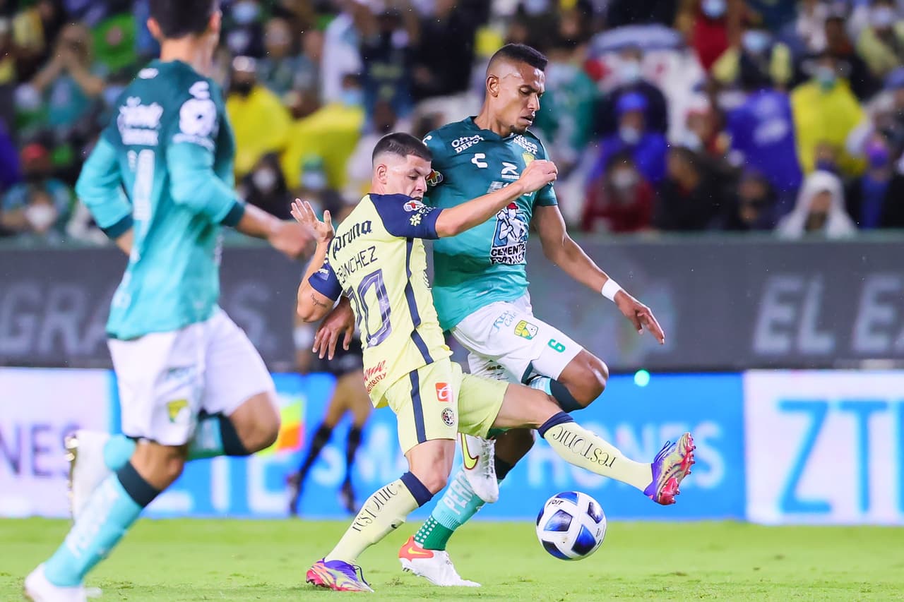 León le quitó el balón a las Águilas y comenzó a armar sus ataques que fueron un dolor de cabeza para la defensa azulcrema.