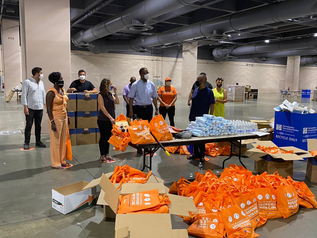 "Reabrir con cuidado": la iniciativa que otorga equipo de protección personal a las empresas locales de Filadelfia 