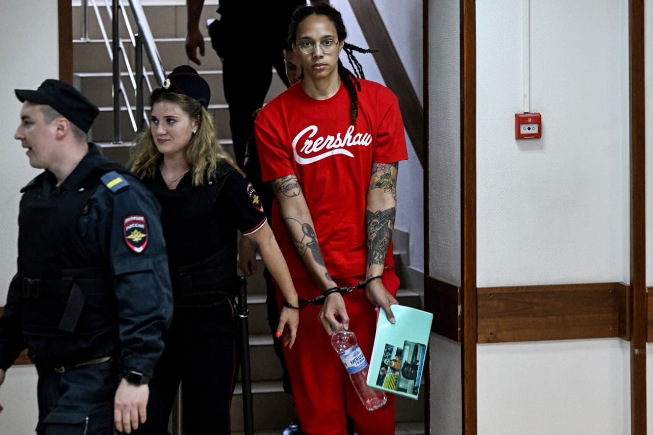 Brittney Griner al ser trasladada a un tribunal de Moscú.