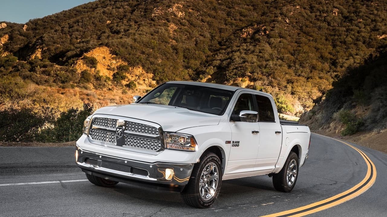 <h3 class="cms-h3-H3">3. Ram 1500 equipada con el motor V6 EcoDiesel de 3.0 litros.</h3>
<br>
<br>Según la Agencia de Protección Ambiental de Estados Unidos las unidades de la camioneta pickup 
<i>fullsize</i> de Ram equipadas con el motor V6 de 3.0 litros EcoDiesel de Fiat Chrysler consumen 
<b>20 millas por galón en ciudad</b> y 
<b>27 millas por galón en autopista</b> para un 
<b>promedio combinado de 23 millas por galón</b>, produciendo 240 caballos de fuerza y 420 lbs.-pie de torque. Esto representa un rendimiento de 4.3 galones de combustible por cada 100 millas recorridas.