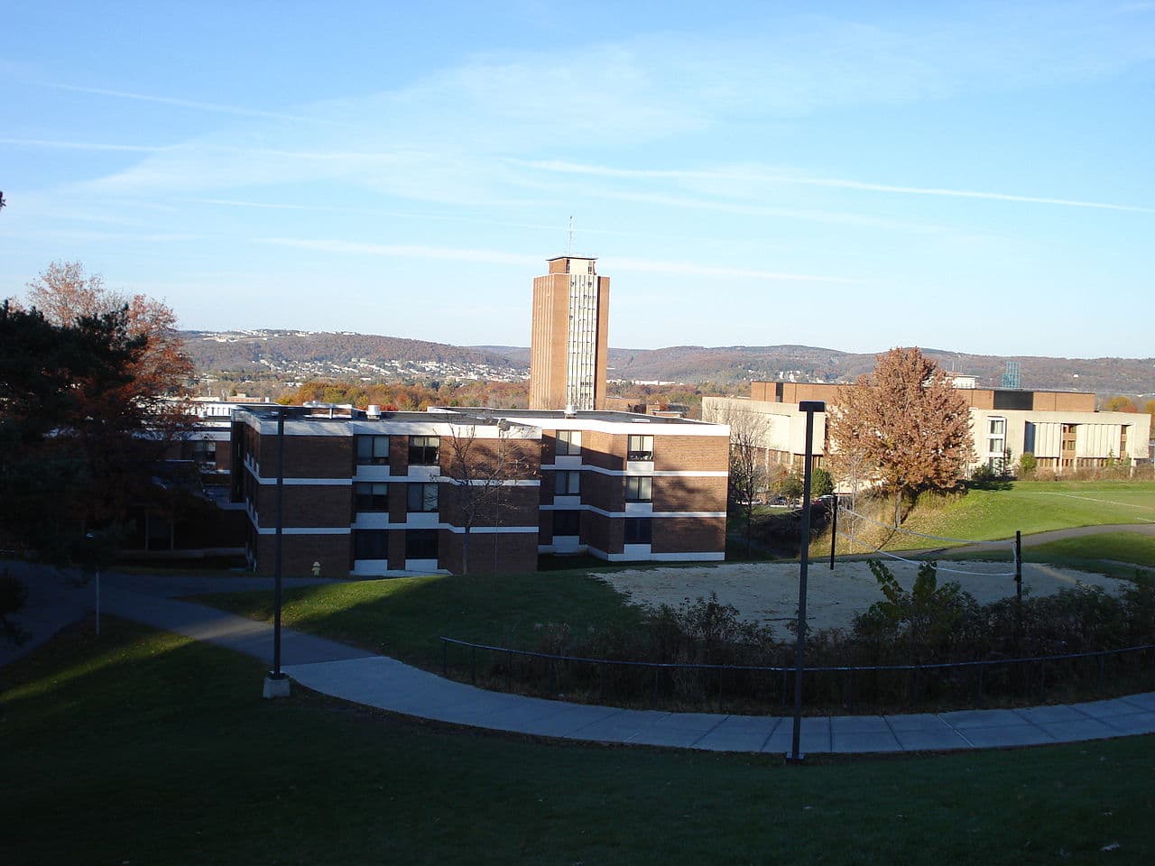 <b>Binghamton University - SUNY (Nueva York)</b>
<br>
<br>Porcentaje de graduados en 2016 que participaron en clases ESL: 
<b>7%</b>
<br>
<br>Categoría y posición según U.S. News and World Report: 
<b>87</b> (empatada), Universidades nacionales