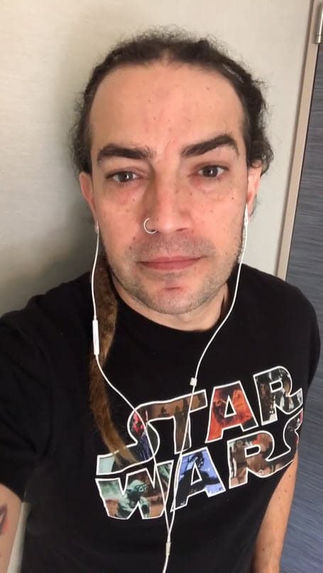 <b>Beno, vocalista de la agrupación Genitallica,</b> tuvo que pedir ayuda económica a sus seguidores en agosto de 2020 para poder afrontar los gastos médicos de sus mellizos, Ari y Lunna, quienes nacieron prematuraremente a las 28 semanas de gestación, lo que impidió que algunos de sus 
<b><a href="https://www.univision.com/famosos/ganan-peso-y-respiran-por-si-mismos-el-vocalista-de-genitallica-espera-tener-pronto-a-sus-mellizos-prematuros-video">órganos vitales no maduraran</a></b>. 
<br>