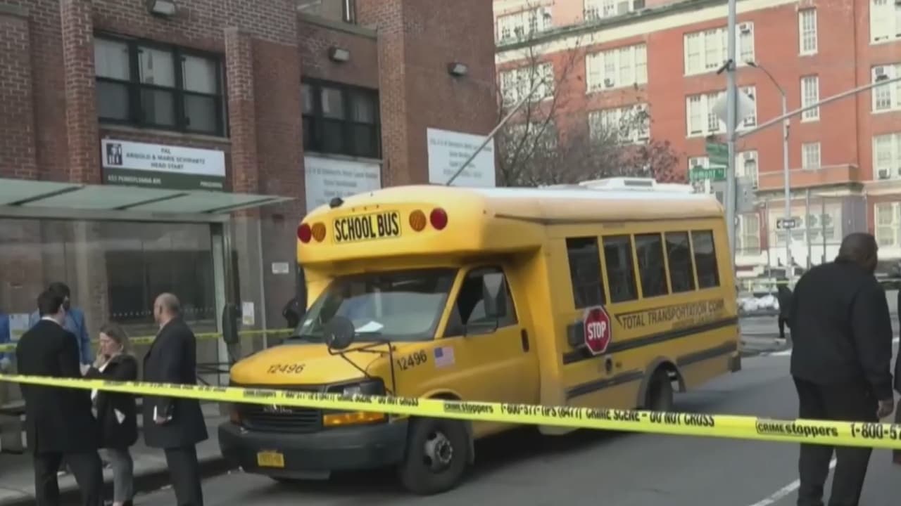 Matan a tiros a hombre hispano en Brooklyn, balas atraviesan autobús escolar