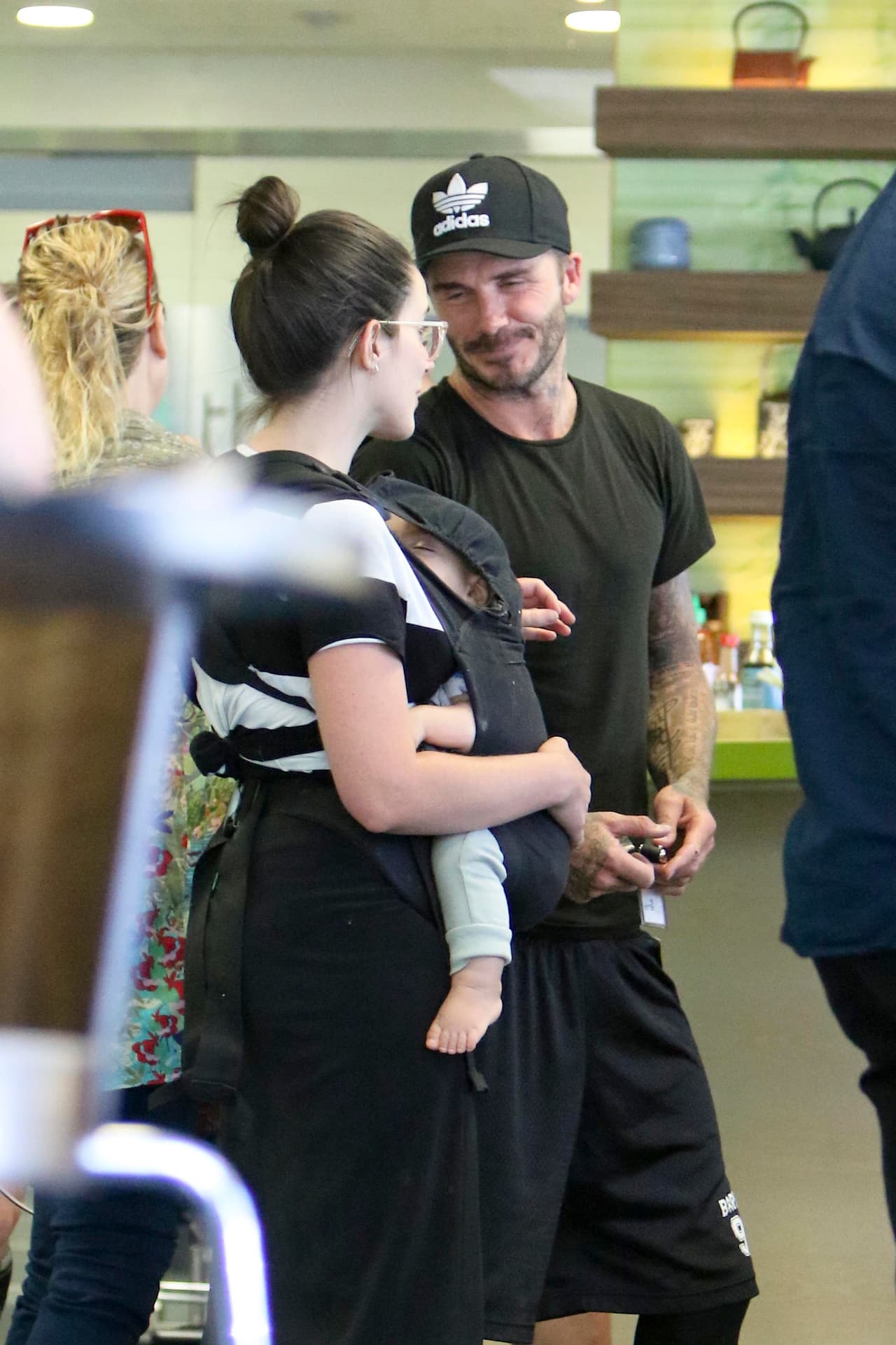 Como con esta mujer, que aunque llevaba a su hijo en brazos no perdió la oportunidad de hacerle plática a uno de los astros del futbol.