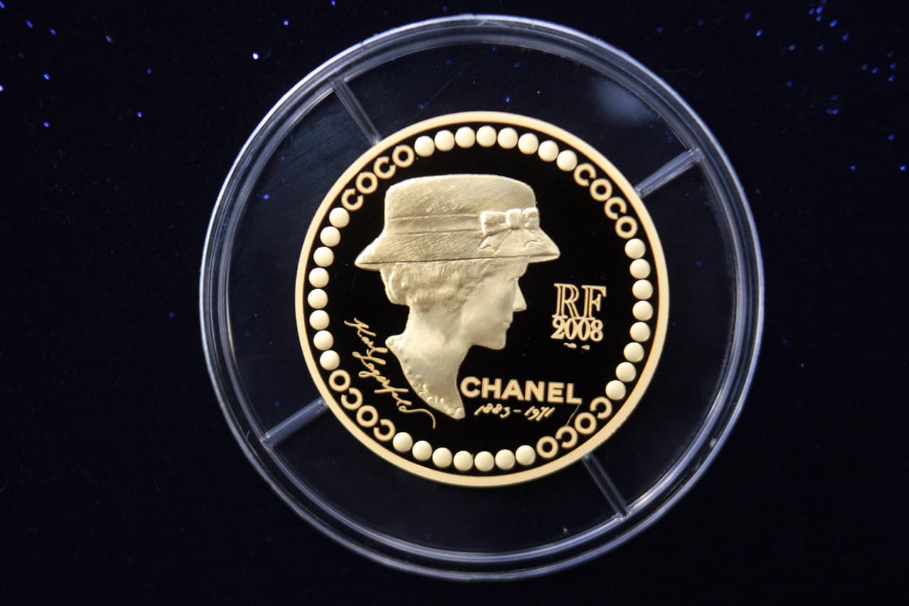 El perfume de Chanel se hizo emblemático incluso a pesar de los avatares de la Segunda Guerra Mundial y la historia registraría cómo, tras la liberación de París por las fuerzas aliadas, los militares estadounidenses harían largas colas en la tienda Chanel ubicada en la calle Chabron para llevarle una pequeño frasquito a sus novias.