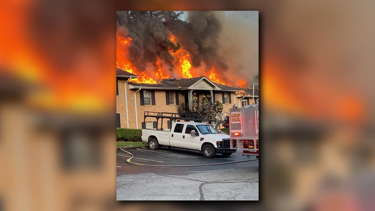 El incendio en el complejo de Apartamentos Rockbridge Court en Norcross destruyó 12 unidades habitacionales dejando sin vivienda a 40 personas.