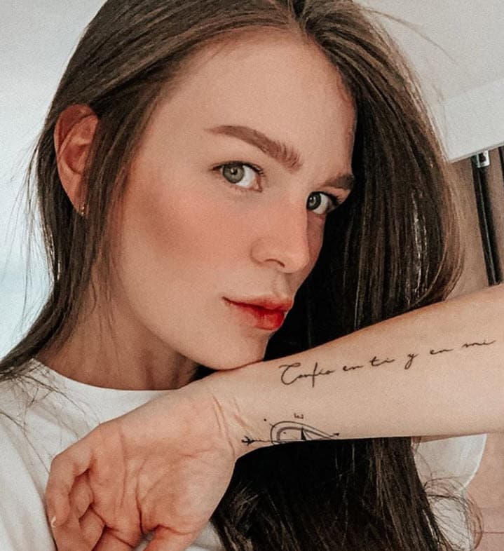 Verónica Giraldo es la mayor de las hermanas de la cantante y tiene 32 años. 
<br>