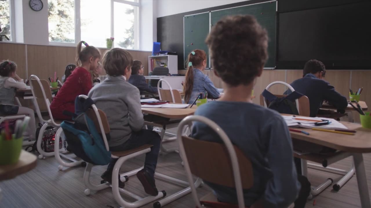 Escritora pide no abandonar idioma familiar al aprender inglés en la infancia