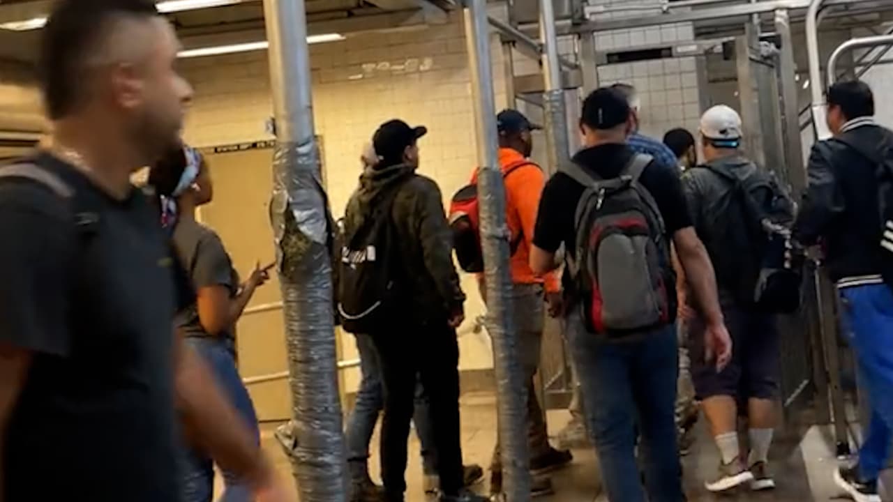 Exhiben a pasajeros del metro que evaden el pago en Penn Station