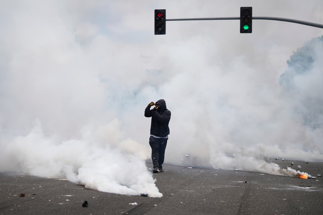 Entre los arrestados se encuentra el presidente del sindicato
<b>SEIU California</b>, acusado de obstruir a un agente federal durante las protestas.
<br>
<br>En otro caso, un hombre detenido por ICE en un Home Depot fue deportado a
<b>México</b> antes de que sus abogados pudieran hablar con él, según informó el Immigrant Defenders Law Center.
<br>
<br>(AP Photo/Eric Thayer)