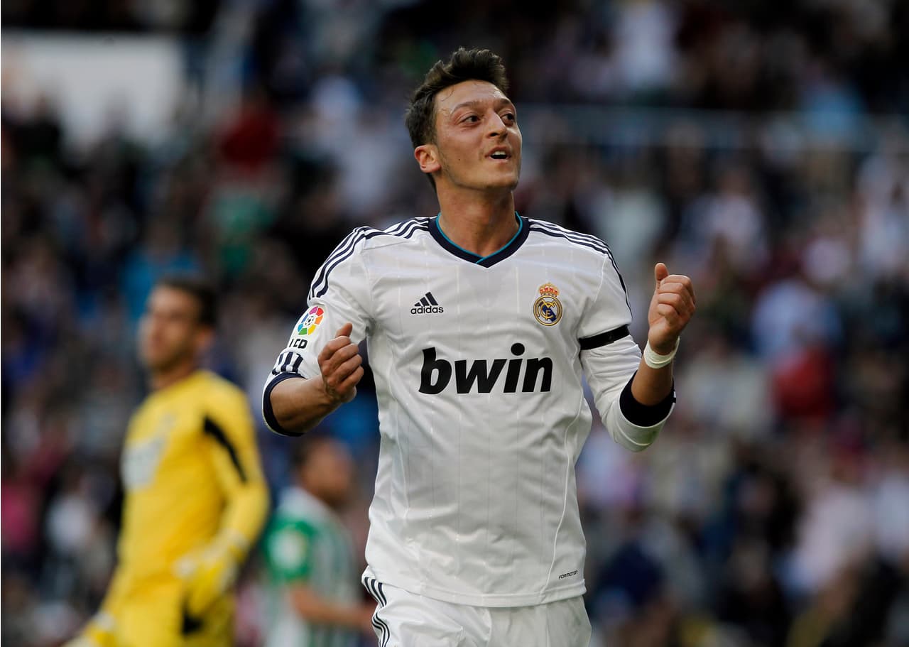 Mesut Özil es otro talento fugado del Madrid. Bandera de Mourinho para tumbar el dominio del Barcelona en Liga y Copa del Rey, se fue al Arsenal en medio de polémica por sus pretenciones a la hora de renovar el contrato.