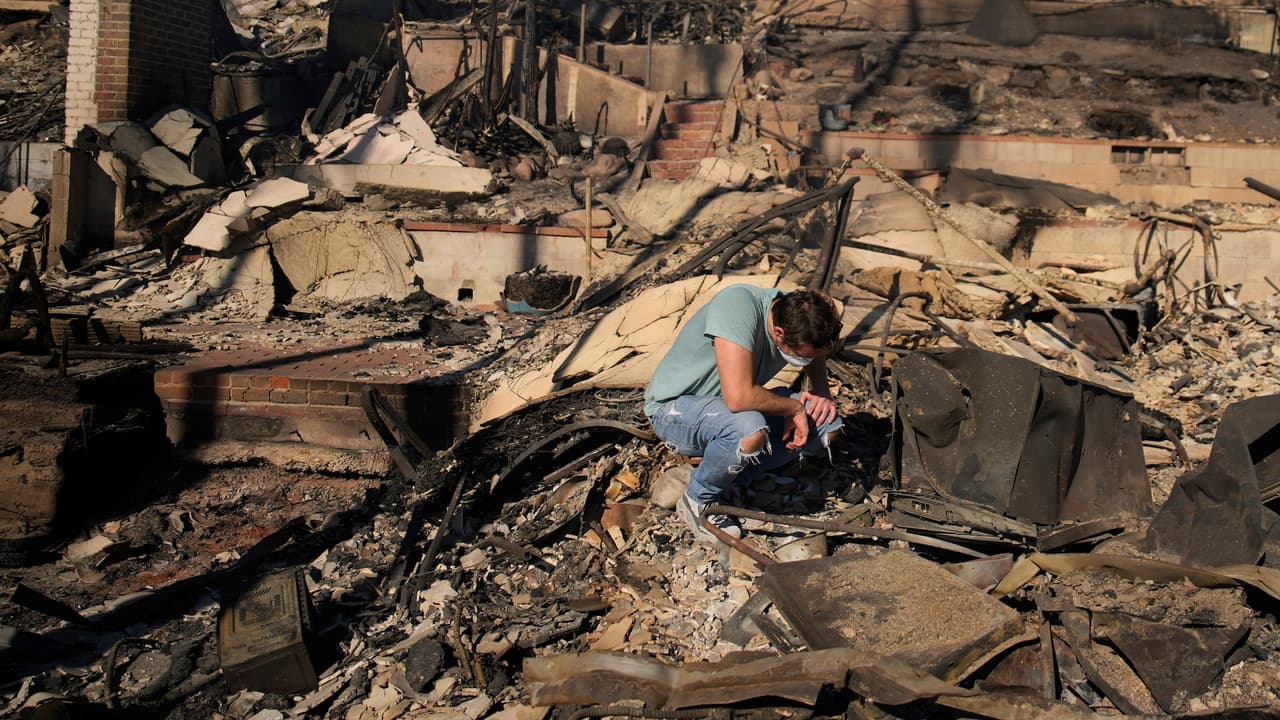 <h2 class="cms-H2-H2"><b>Charles Mortimer (84 años)</b></h2>
<br>
<br>Charles Mortimer murió en el hospital debido a un infarto causado por inhalación de humo y quemaduras. Su hija lo recuerda como un viajero apasionado, amante del sol y los deportes, con un ingenio único y una sonrisa inolvidable. Deja un legado de optimismo y amor por la vida.