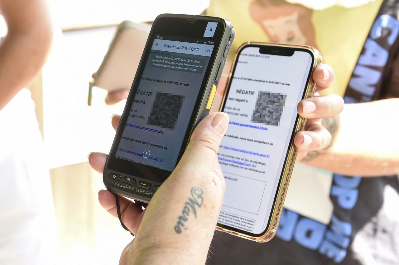 Una prueba válida de vacunación incluye una foto o una copia impresa de la tarjeta de vacunas de los CDC, la app NYC COVID Safe, el pase Excelsior del Estado de Nueva York, la tarjeta digital de vacunas de CLEAR, el pase CLEAR Health o el registro oficial de vacunas.