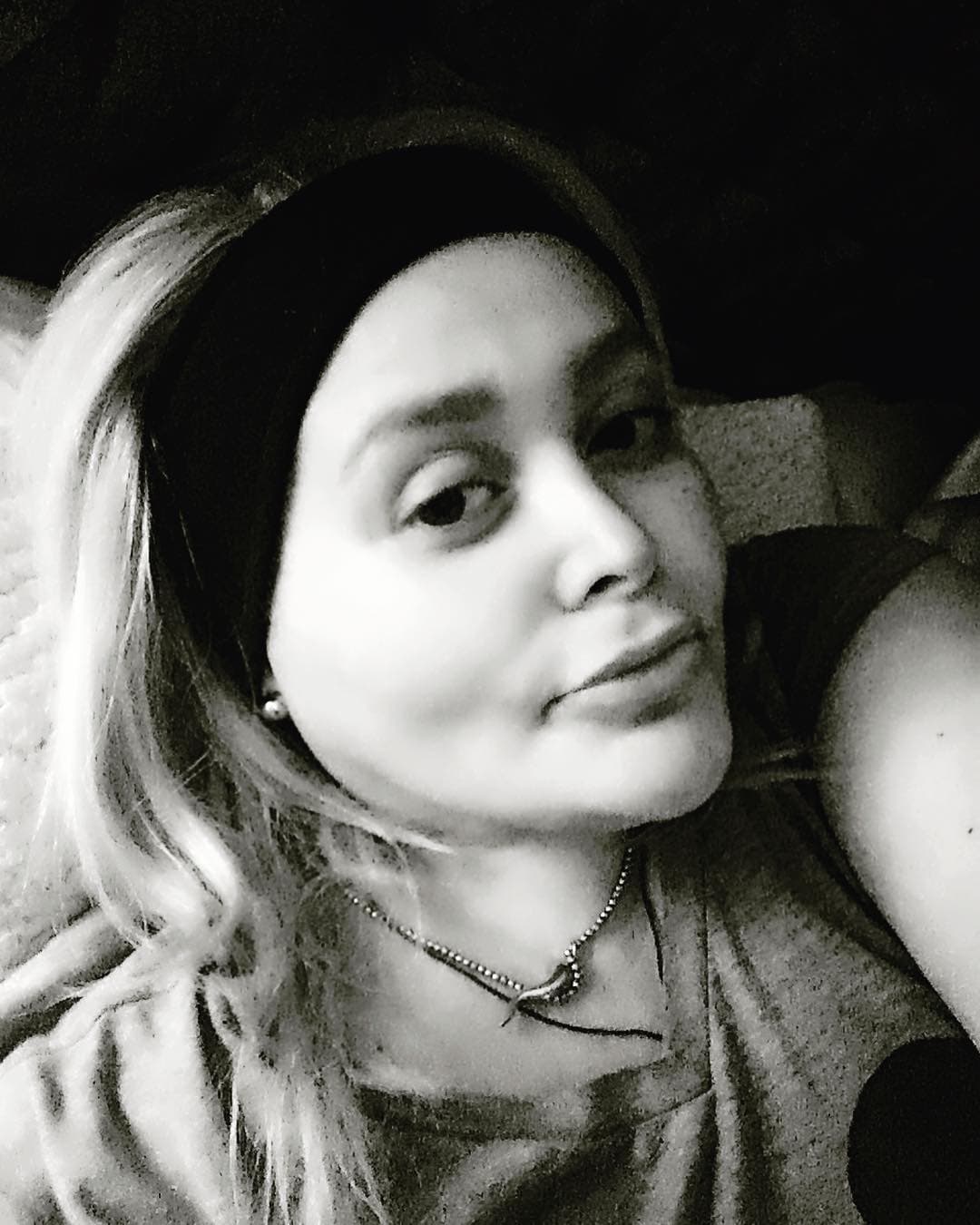 El rostro también le ha cambiado, ahora se luce rasgos más afilados, resaltando toda su belleza.