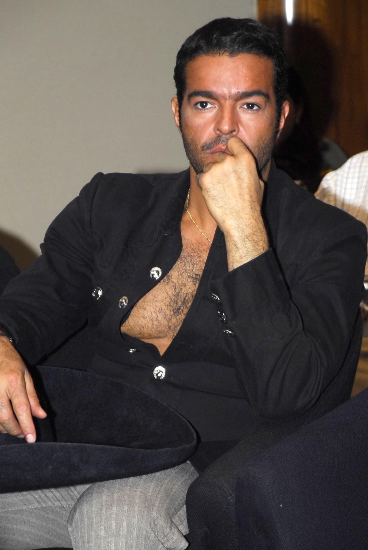 El actor estuvo encerrado tras las rejas durante varios días hasta ser investigado por cargar consigo una bolsa con cocaína, afectando las grabaciones de 'Fuego en la sangre'.