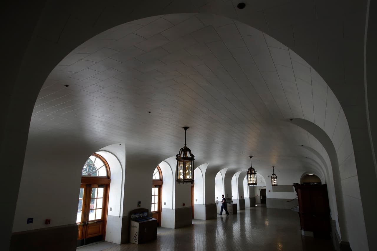 Un hombre camina por un área vacía frente al auditorio Wheeler Hall del campus de la Universidad de California en Berkeley, que ha suspendido desde el pasado miércoles las clases presenciales debido al coronavirus.