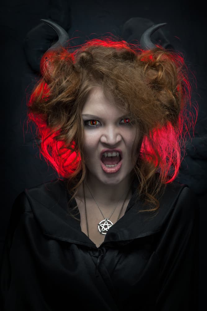 Esto es, cuando alguien se despierta en plena noche y siente que no se puede mover o que alguien la está sosteniendo. De ahí que pensaran que uno de estos demonios los atacaba. Y claro, actualmente con la medicina y la psicología sabemos mucho más como para culpar a una extraña criatura demoniaca con delirios sexuales...