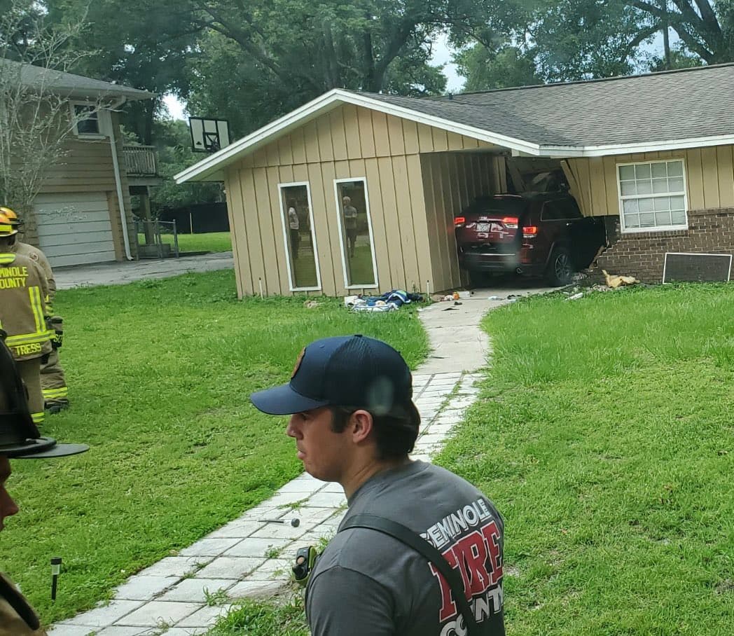 La tarde de este viernes un vehículo chocó contra una vivienda ubicada en la Avenida Pressview en Longwood.