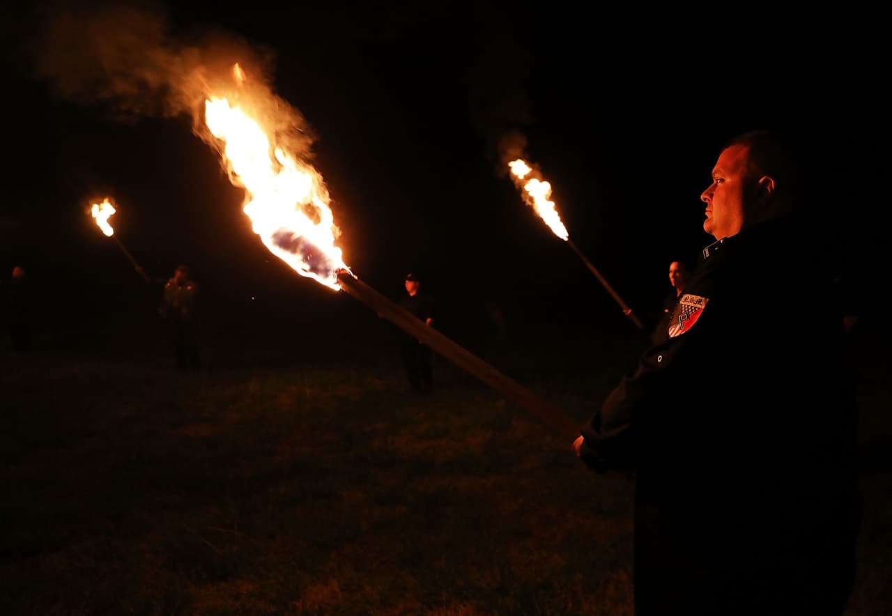 Un grupo de supremacistas blancos se reunió en Draketown, Georgia en abril de 2018. Durante el encuentro quemaron esvásticas de madera e hiceron saludos Nazis.