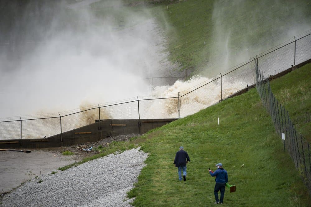 Esta foto muestra una vista de una presa en el lago Wixom en Edenville, Michigan. La gobernadora Gretchen Whitmer declaró el martes por la noche un estado de emergencia para el condado de Midland e instó a los residentes amenazados por las inundaciones a evacuar el área.