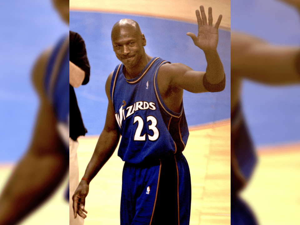 Con 28 minutos en juego, 15 puntos, 4 asistencias y 4 rebotes, dijo adiós el más grande que haya pisado la duela en la historia del basquetbol.